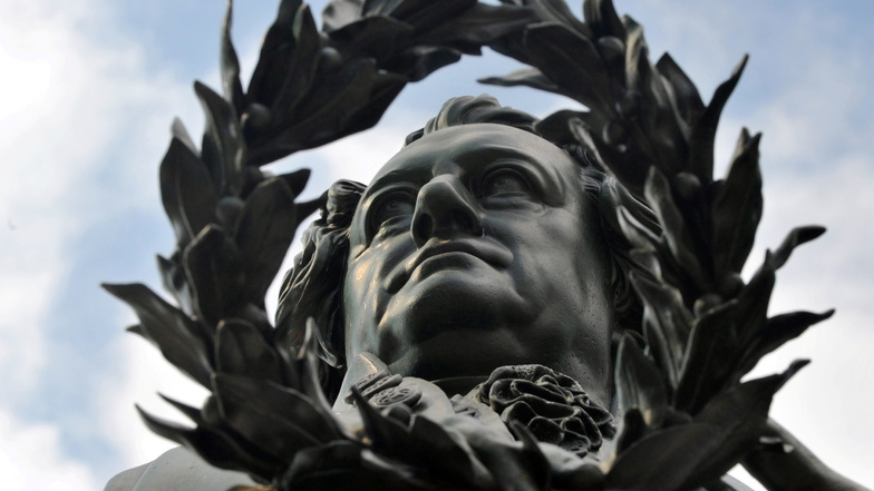 Der Dichterfürst: Vor dem Deutschen Nationaltheater in Weimar blickt Johann Wolfgang von Goethe als Denkmal auf den Theaterplatz hinab.