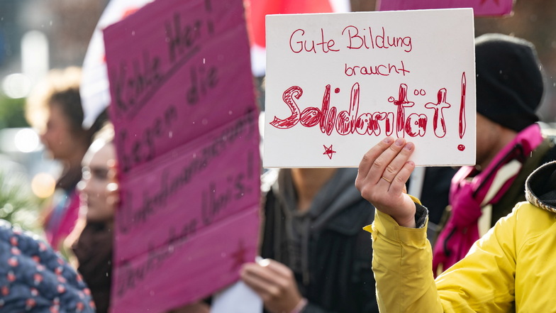 Teilnehmerinnen und Teilnehmer demonstrierten in Dresden im Rahmen des bundesweiten Hochschulaktionstages.