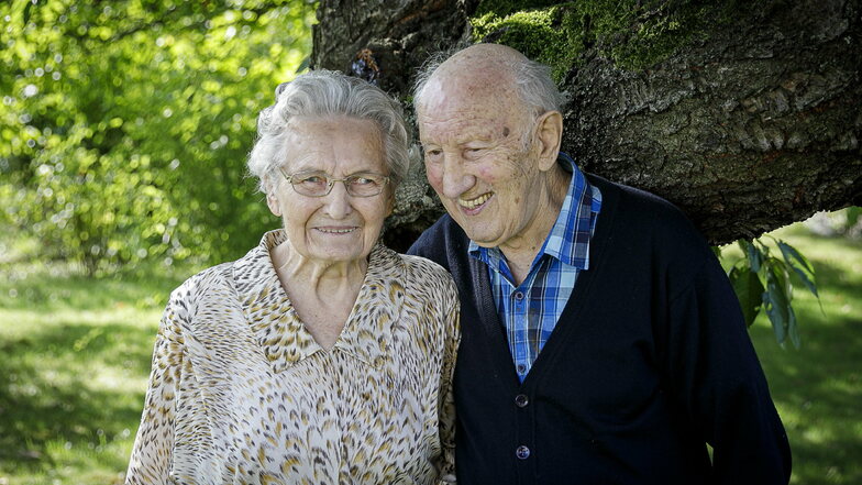 Das älteste Ehepaar von Görlitz: Charlotte und Gerhard Wünsche werden am 26. Dezember 200 Jahre alt – zusammen genommen. Das Foto entstand voriges Jahr zu ihrem 100. Geburtstag im Garten der beiden.