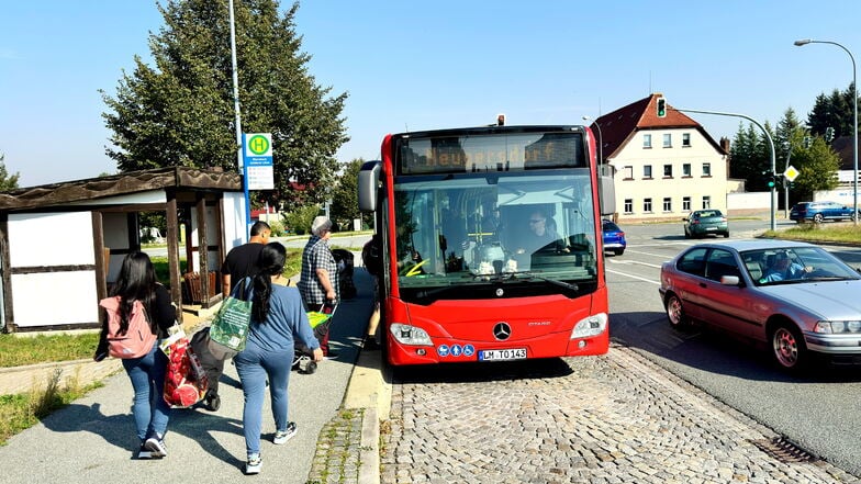 An der Kreuzung Goldener Löwe in Ebersbach ist ein Umstiegspunkt zwischen zwei Buslinien. Da läuft nicht immer alles glatt.