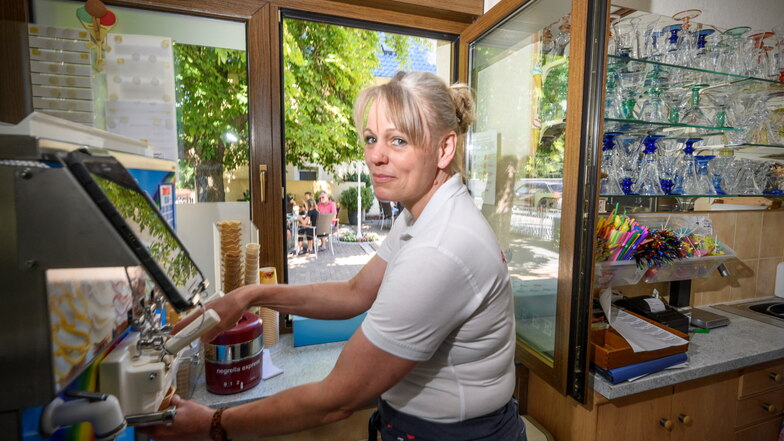 Katrin Tege an der Softeismaschine im Eiscafé Tege in Koselitz. Hier machen viele Ausflügler durch die Röderaue Rast für einen Eisbecher.
