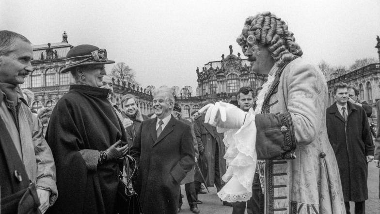 Die dänische Königin Margrethe II. wird im Dresdner Zwinger im März 1994 majestätisch empfangen. Sachsens Ministerpräsident Kurt Biedenkopf ist sichtlich amüsiert.