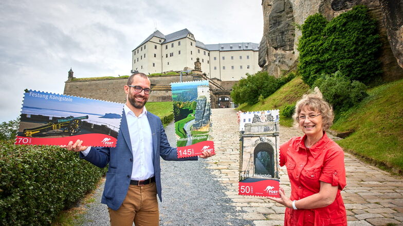 Post Modern-Vertreter Alexander Hesse und Festungschefin Angelika Taube präsentieren die neuen Briefmarken mit Motiven der Festung Königstein.