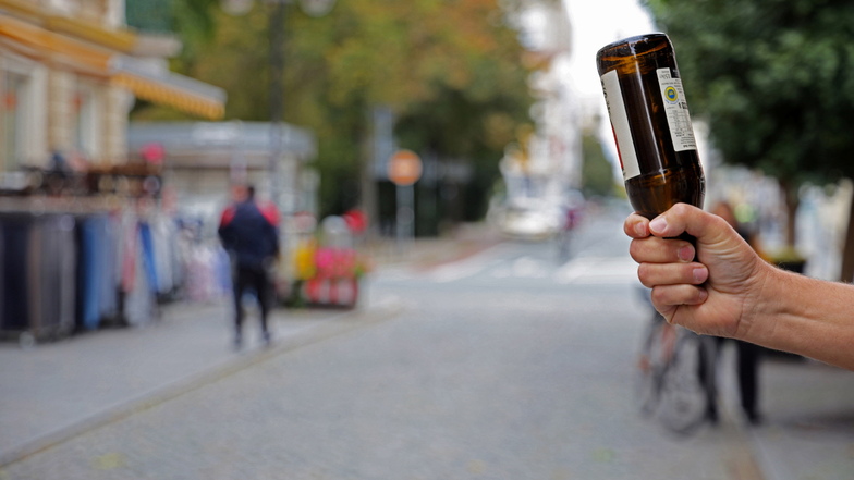 Die Bierflasche als Waffe: In einem Riesaer Kleingarten nutzte ein Mann die Glasflaschen als Wurfgeschosse – mehr als 30-mal.