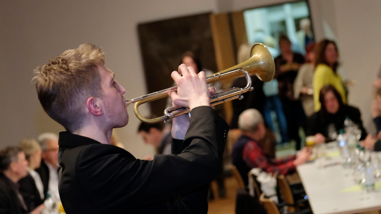 Hier spielt die Musik: Zwischen 120 und 150 Gäste haben am Dienstagabend beim Neujahrsempfang des Gewerbevereins zusammen gefeiert. Trompeter Berthold Brauer und sein Trio lieferten dazu die Musik.