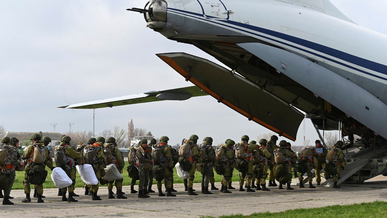 Russland stockt sein Militär an der Grenze zur Ukraine auf. Das sorgt für kritische Stimmen, unter anderem von der Bundesregierung.