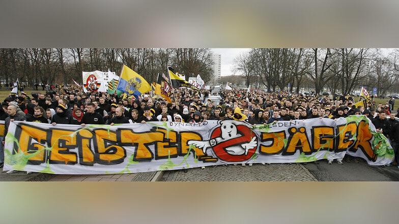 Etwa 3.000 Fans versammelten sich am 11. März 2012 hinter dem Transparent und folgten dem von Dynamos Ultras initiierten Protestmarsch gegen das vom DFB-Sportgericht verhängte Geisterspiel. Die Strafe empfanden damals auch viele als ungerecht, die sonst weniger auf den Verein halten. 