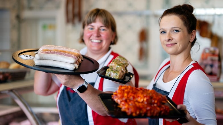 Claudia Pohl (r.) und Steffi Junghans von der Bautzener Fleischerei Heinze präsentieren frische Bratwürste, Fetaröllchen und Feuerspieße.