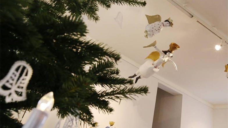 Auch einen geschmückten Weihnachtsbaum gibt es in der Ausstellung.