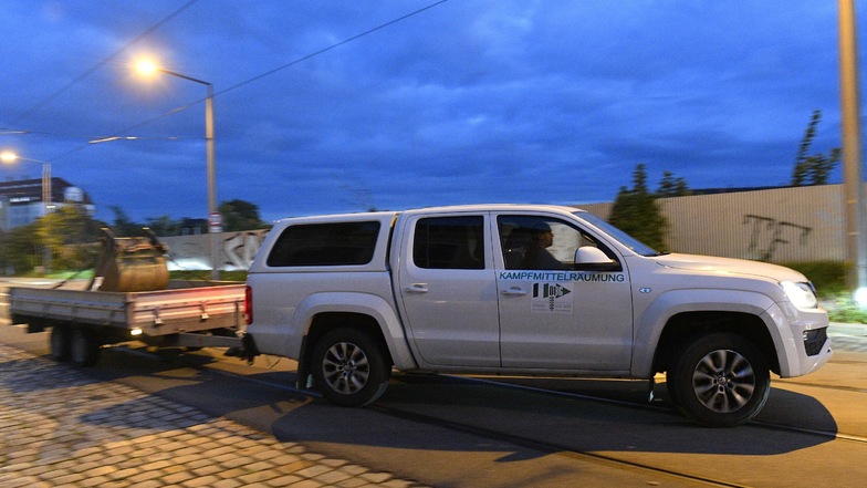 Ein Fahrzeug der Kampfmittelberäumung fährt auf das Gelände, wo die Bombe gefunden wurde.