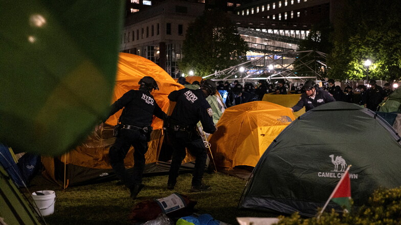 Beamte der New Yorker Polizei durchsuchen das Lager pro-palästinensischer Demonstranten an der Columbia University.