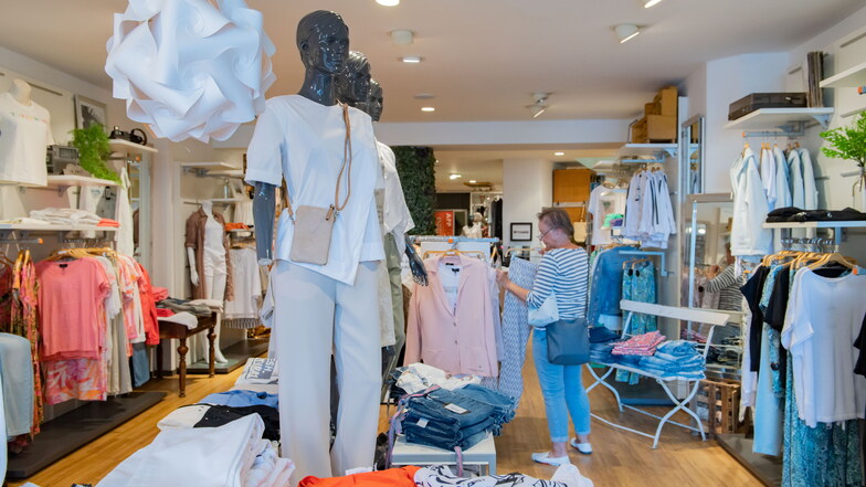 Verwöhnprogramm: Das Modehaus Rühle auf dem Großenhainer Frauenmarkt hat die Corona-Pandemie überlebt. Und praktiziert bereits, wie das Einkaufen der Zukunft sein könnte.