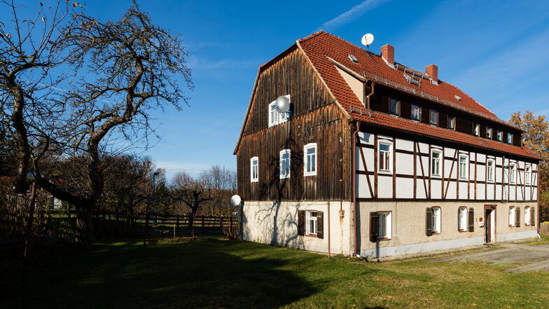 Das historische Fachwerkhaus in Ullersdorf hat die Stadt Radeberg verkauft. Hier befand sich das ehemalige Ortsamt.