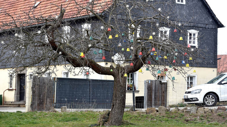 Keine Ostereier sondern selbst gestaltete Blumentöpfe hängen bei Rocco Häschke aus Kottmarsdorf an den Bäumen.