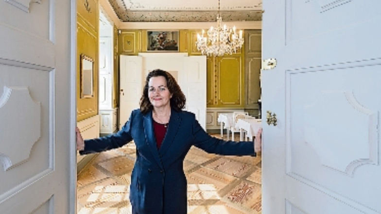 Schlossleiterin Ines Eschler öffnet die Tür zu einem der Salons. Am 28. September wird im Barockschloss Rammenau groß gefeiert.