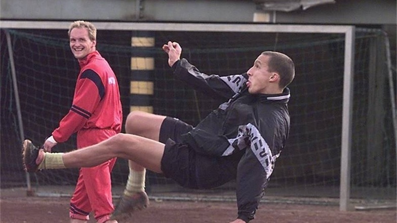 Jan Schmidt (l.), hier 1997 im Traning mit Dynamos Falk Terjek, begann seine Fußballkarriere bei Wismut Aue. Zur Saison 1996/97 wechselte er von den Erzgebirglern nach Dresden und blieb dort für zwei Spielzeiten.