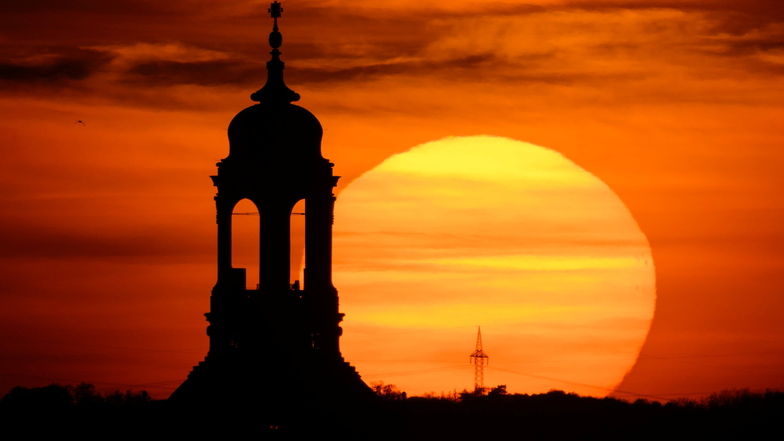 Einfach schön: Die Sonne geht hinter der Dresdner Frauenkirche unter.