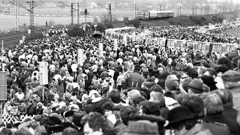 Ein Blick von einer Tribüne auf die Reichsbahn-Parade am 8. April 1989.