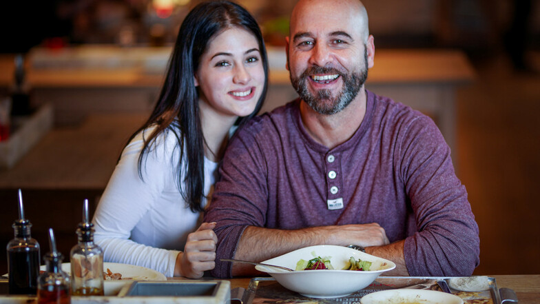 Vater und Tochter: Eislöwen-Trainer Rico Rossi und Nicole genießen den Abend im Vapiano am Dresdner Neumarkt bei Limonade, Pizza und Salat.