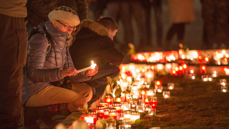 Ähnlich wie zum Februar-Gedenken sollen am Sonnabend vor der Frauenkirche Kerzen stehen - als Erinnerung an die Dresdner Corona-Toten.