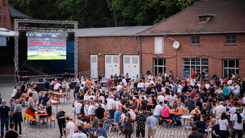 Auch die Fußball-EM zog im Sommer so einige in den Hof der Landskron Brauerei - zum Public Viewing - wie hier am 15. Juni, als Deutschland gegen Frankreich spielte.