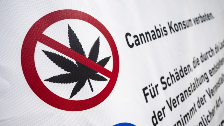 In Sachsens Schulen gilt ein striktes Verbot, Cannabisprodukte mit sich zu führen und zu konsumieren.