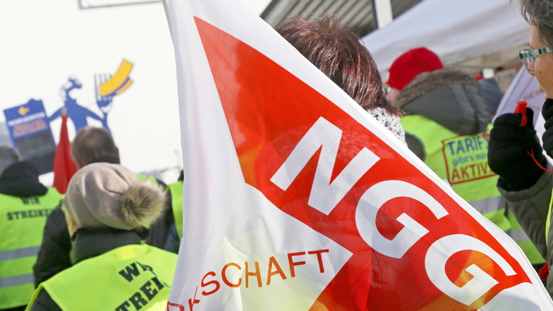 2018 streikten die NGG-Mitglieder noch vor dem Werkgelände der Teigwaren, um bessere Arbeitsbedingungen durchzusetzen. Nun fordert die Gewerkschaft ein Ende der Marktmacht im Lebensmittelhandel.