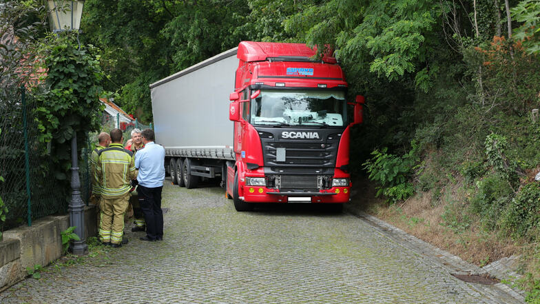 Weder vor noch zurück kommt der Fahrer eines Lkw auf einer Straße in Pillnitz.