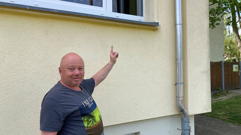 Lars Thomas am Kinderzimmerfenster seiner Wohnung in der Ziegelstraße. Direkt darunter schlug das Mädchen auf dem Boden auf.