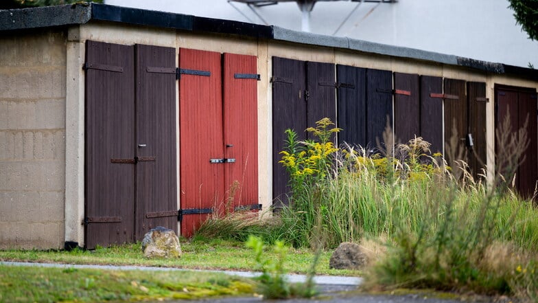 An der Albert-Schweitzer-Straße in Taubenheim befinden sich 29 zu DDR-Zeiten errichtete Garagen auf kommunalem Grund. Ihren Besitzern und weiteren in der Gemeinde Sohland werden nun neue Nutzungsverträge vorgelegt.