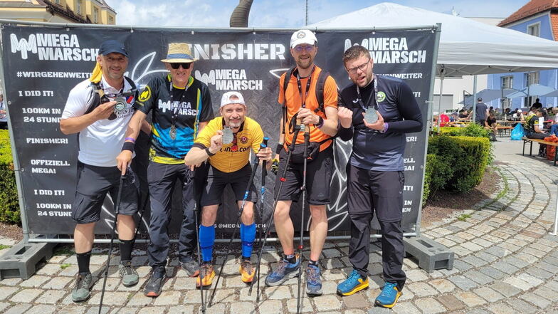 Zielfoto: Dirk Schuster, Wolfgang Zürn, Sven Bauer, Udo Bayer und Florian Sieber (von links) nach 100 Kilometern am Ziel in Mittenwald.
