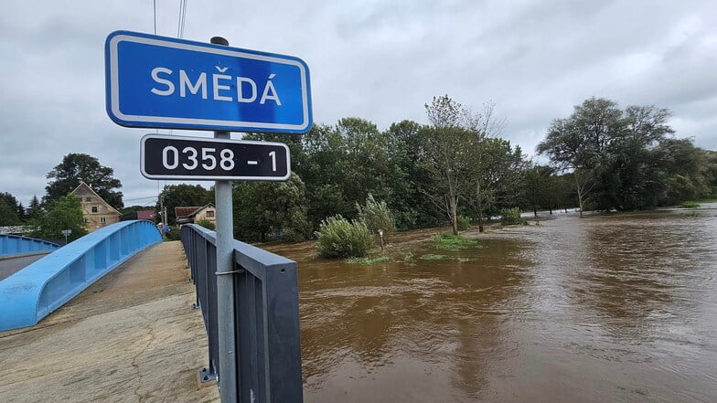 Der Neißezufluss Smeda ist in Tschechien vielerorts über die Ufer getreten. Foto:Hasici Raspenava