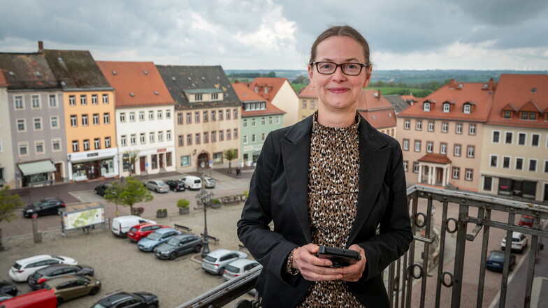 Astrid Schulz (54) ist seit Anfang April die Leiterin des Bau- und Ordnungsamtes der Stadt Leisnig. Der Marktplatz gefällt ihr gut.