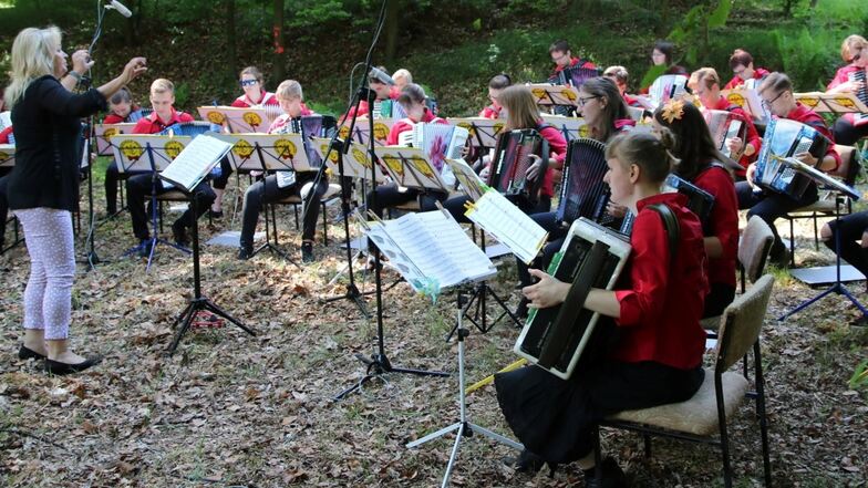 Mit dem Akkordeon-Orchester Harmony Dreams war auch Instrumental-Musik beim Pfingstsingen im Seifersdorfer Tal zu erleben.