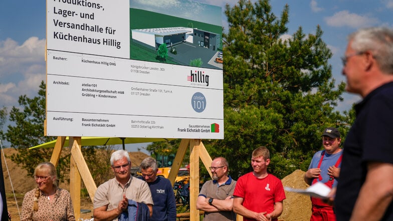 Es ist offiziell - die Bautafel an Ort und Stelle. Am 2. Mai 2022 feierte Inhaber Steffen Hillig mit seinem gesamten Team und geladenen Gästen den Baubeginn seiner neuen Produktionsstätte im Gewerbegebiert Weixdorf.