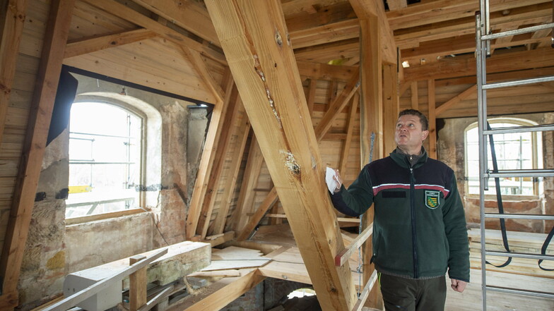 Das Hellhaus-Dach hat die Schalung dran. Revierfoerster Marko Groß zeigt den aktuellen Baustand.
