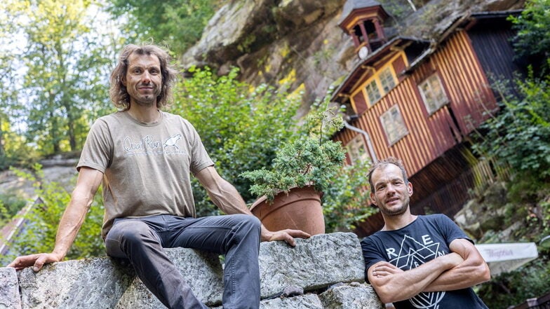 "Es macht immer noch Spaß." Die Tharandter Brüder Sebastian (li.) und Fabian Eisold bauen ihre Rathewalder Mühle Stück für Stück zum Urlaubsressort um.