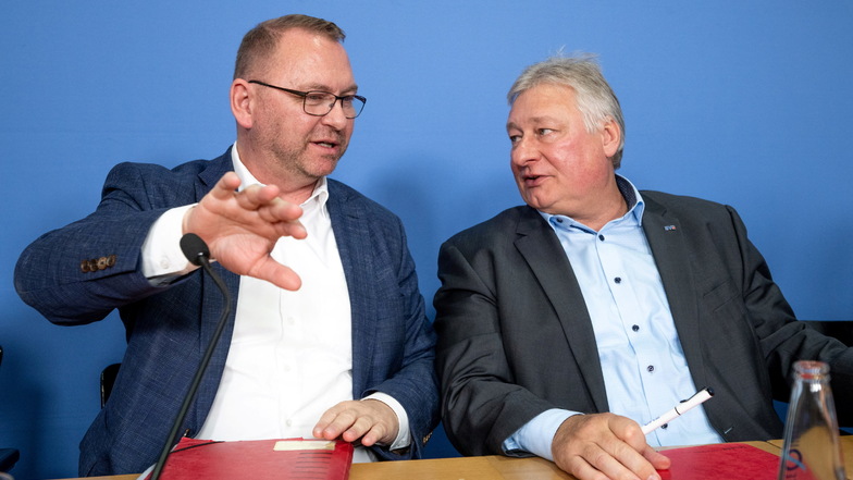 Verdi-Chef Frank Werneke (l.) und Martin Burkert, Vorsitzender der Gewerkschaft EVG, bei einem Pressetermin am vergangenen Freitag.