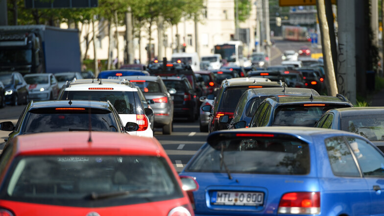 Stau auf der B2 im Leipziger Süden. Die Straßen sind im Berufsverkehr überfüllt. Es bilden sich lange Staus.