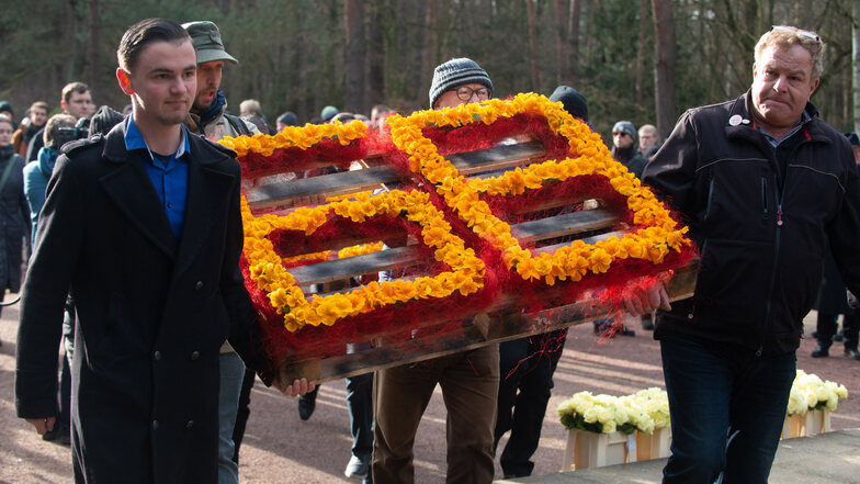 Die AfD zelebrierte das gedenken mit Blumenschmuck, der die Opferzahl (6.865) repräsentieren soll. 