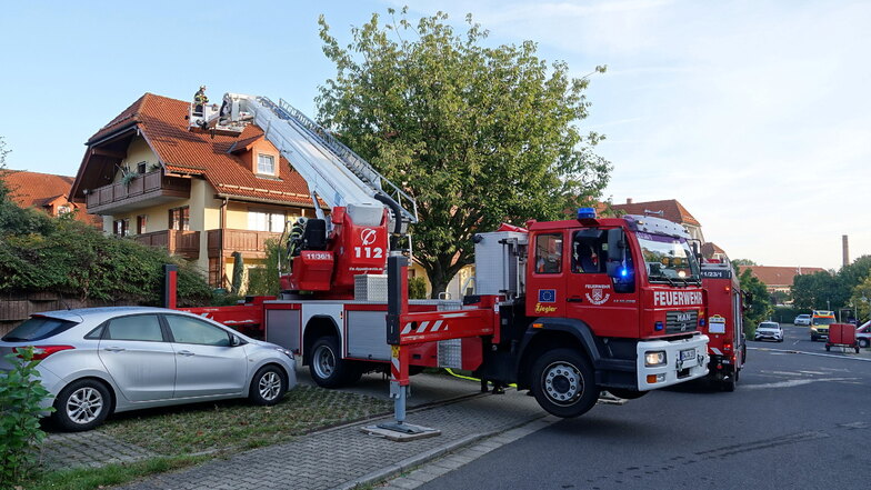 Feuerwehreinsatz am Dienstagmorgen in Höckendorf. Die Bewohner der Dachgeschosswohnung waren nicht zu Hause, dafür aber ein Hund.