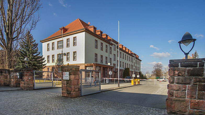 Die Einfahrt zur Polizeihochschule in Bautzen. Drei Studenten wurden jetzt aus dem Polizeidienst entlassen, weil sie Nazi-Parolen gerufen haben sollen.