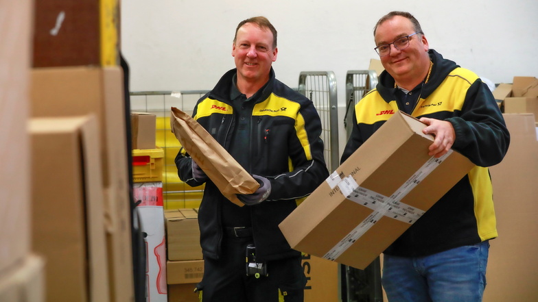 Zusteller Steffen Kunze und Qualitätskontrolleur Andreas Rudolph beim Begutachten der Pakete im Zustellstützpunkt am Haberkornplatz in Zittau.