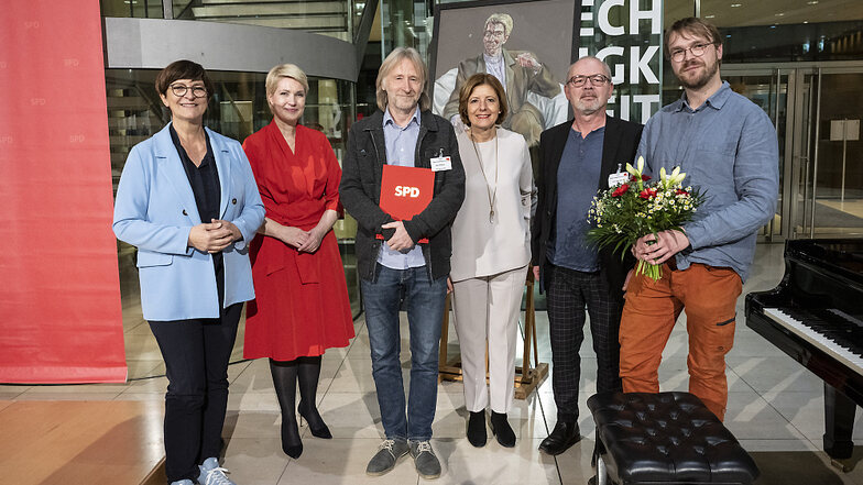 Mit dabei waren unter anderem die SPD-Politikerinnen Saskia Esken (l.), Manuela Schwesig (2.v.l.) und Malu Dreyer (3.v.r.). Den Preis nahmen Uwe Proksch (3.v.l.), Jens-Uwe Röhl (2.v.r.) und Christian Völker-Kieschnick (r.) entgegen.