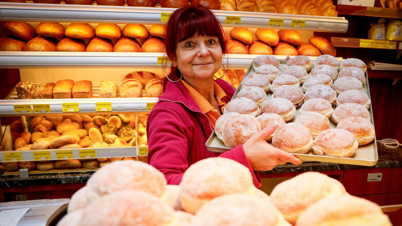 Die Bäckerei Berndt aus Elstra hat beim Pfannkuchen-Voting von Sächsische.de in Kamenz und Umgebung den dritten Platz belegt. Verkäuferin Carmen Petzold präsentiert hier zahlreiche Exemplare in der Filiale im Edeka-Markt in Kamenz.