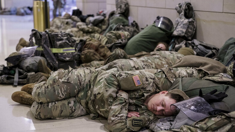 Ausruhen nach der Anreise: Mitglieder der Nationalgarde liegen in den Gängen des Kapitols. Die Soldaten sollen bis zur Amtsübergabe an den neu gewählten Präsidenten Joe Biden in Washington für Sicherheit sorgen.