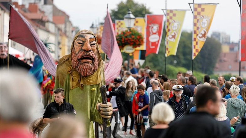 Auch auf Zgorzelecer Seite wurde gefeiert. Beim Jakuby-Fest gab es unter anderem Straßentheaterparaden mit "Klinika Lalek".