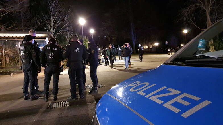 Polizeieinsatz bei einer Corona-Demo in Pirna zum Jahreswechsel 2021/2022. Eine Beamtin ist mit den Folgen jeden Tag konfrontiert.