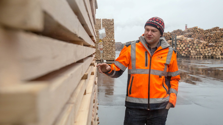 Werkleiter Thomas Kienz könnte sich vorstellen, dass die Kodersdorfer Firma HS Timber Productions das künftige Holzbaukompetenzzentrum in Niesky unterstützt.