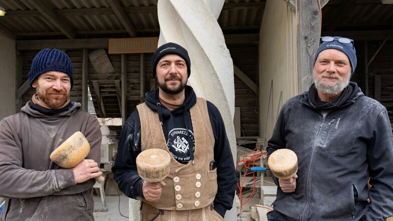 Karsten Bornstein (Mitte) und seine Kollegen in der Steinmetzwerkstatt Boden bei Radeburg freuen sich auf Besucher.